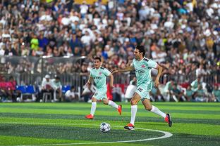 Nửa hiệp Real Madrid 2 - 2, so sánh số liệu: sút 8 - 6, sút chính 4 - 5, sút góc 5 - 1.
